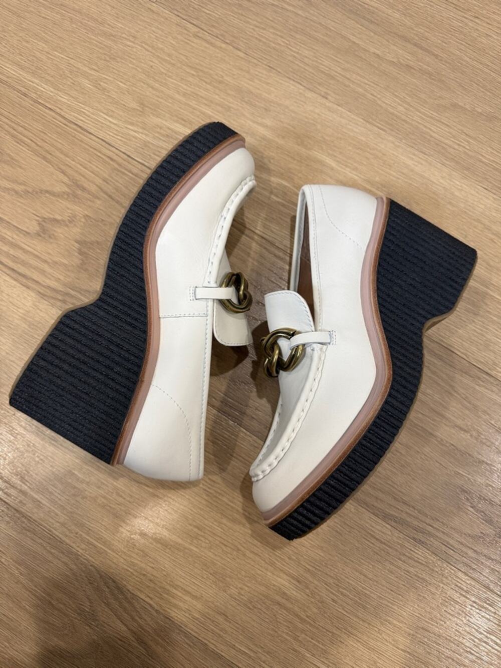 Dolce Vita Brenan Cream Platform Loafers Black Ribbed Sole and Gold Chain 9.5